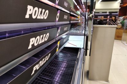 Estantes vacíos en numerosos supermercados de la provincia.