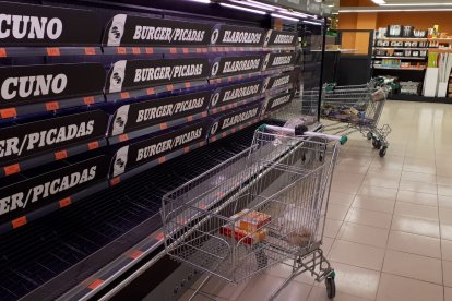 Carne tampoco había mucha este viernes en un Mercadona de la ciudad de Almería.