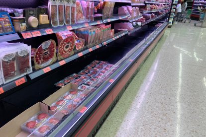 Estantes vacíos en numerosos supermercados de la provincia.