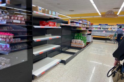 Estantes vacíos en numerosos supermercados de la provincia.