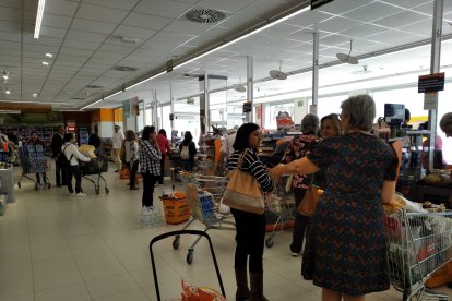 Los almerienses acuden masivamente a cormprar.