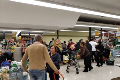 Los almerienses acuden masivamente a cormprar.
