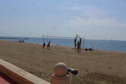Haciendo deporte en la Playa de los Tritones.
