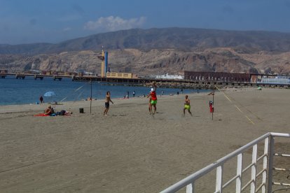 Haciendo deporte en la Playa de los Tritones.