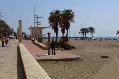 La Policía Local precinta las duchas de la Playa del Zapillo.