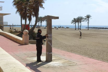 La Policía Local precinta las duchas de la Playa del Zapillo.