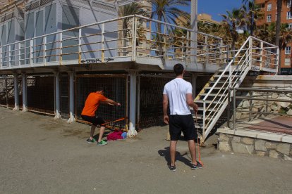 Haciendo deporte en la Playa del Zapillo.