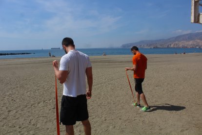 Haciendo deporte en la Playa del Zapillo.
