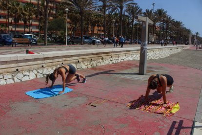 Haciendo deporte en la Playa del Zapillo.