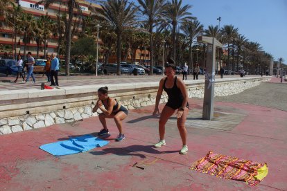 Haciendo deporte en la Playa del Zapillo.
