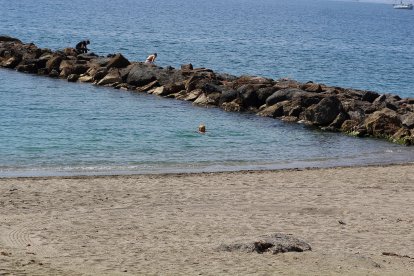 Bañándose en la Playa de la Térmica.