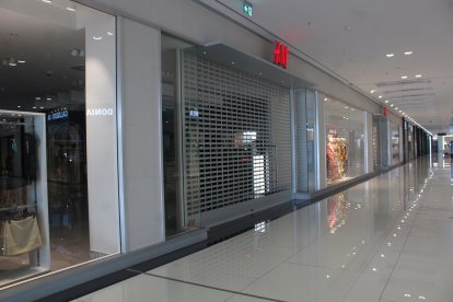 Algunos establecimientos cerrados en el Centro Comercial Torrecárdenas.