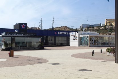 Algunos establecimientos cerrados en el Centro Comercial Torrecárdenas.