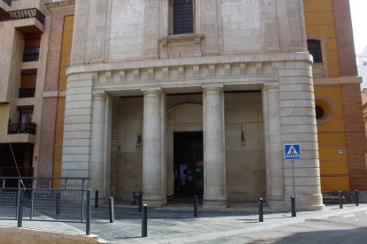 Fachada principal de la iglesia de San Pedro.