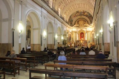 Asistentes a la misa en la iglesia de San Pedro.