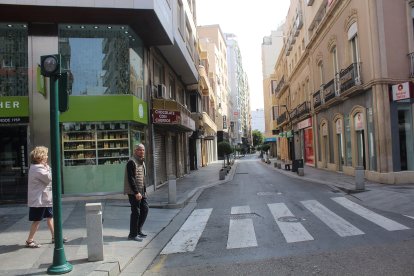 Turistas por el Paseo de Almeria a la altura de la calle Rueda López.