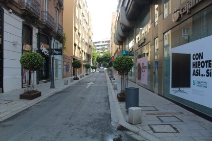 La Policía Local al final de la calle General Segura.