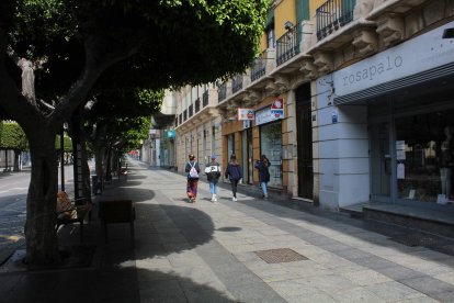 Chicas jóvenes al final del Paseo de Almería.