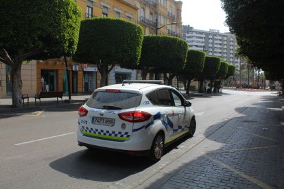 La Policía Local comprobando que se cumpla el decreto de alarma, por el Paseo de Almería.