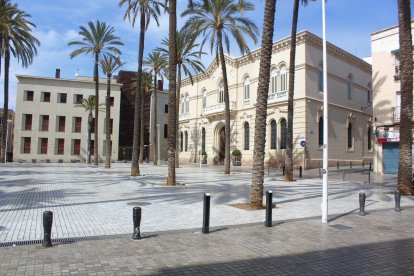 Plaza de la Catedral con el palacio episcopal de fondo.