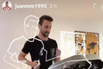 Juan Muñoz haciendo bicicleta en casa.