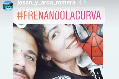 Romera con su mujer en casa.