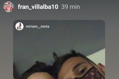 Fran Villalba con su pareja en casa con las mascarillas.