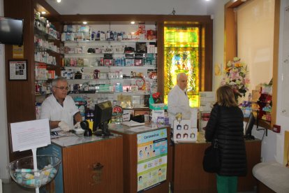 Farmacia Las Cuatro Calles, en calle Real esquina Eduardo Pérez.
