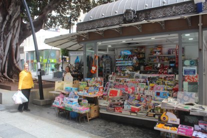Kiosko en el Paseo de Almería, junto al ficus.