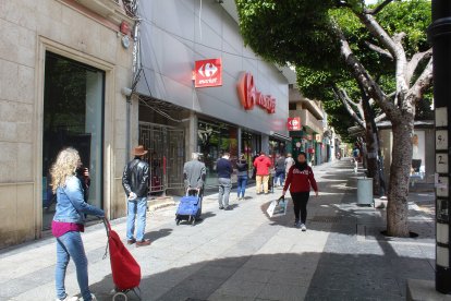 Ciudadanos en calo para acceder al supermercado del Paseo de Almería Carrefour Market.