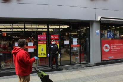 Ciudadanos en calo para acceder al supermercado del Paseo de Almería Carrefour Market.