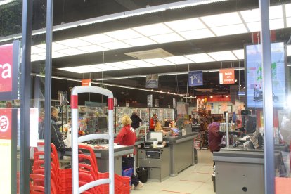 Ciudadanos en las cajas de Carrefour Market del Paseo de Almería.