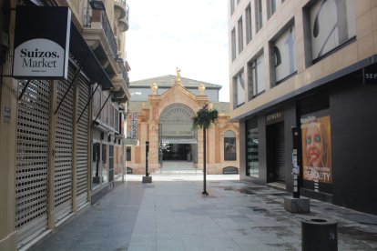 Calle Aguilar de Campoo y entrada principal del Mercado Central.