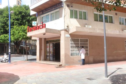 Farmacia en Avenida Pablo Iglesias esquina calle Alfareros.