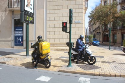 Repartidores en Avenida Pablo Iglesias esquina Puerta de Purchena.