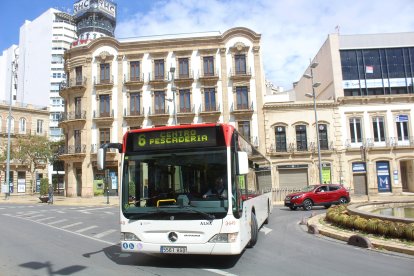 Autobús urbano en Puerta de Purchena.