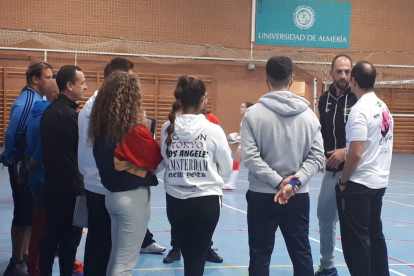 Los entrenadores en pleno cursillo.