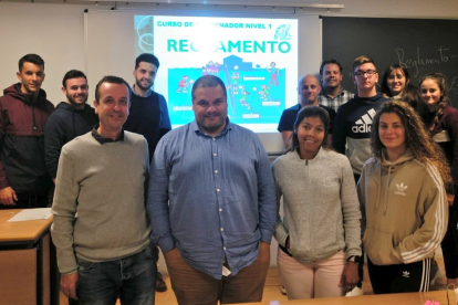 Los entrenadores posan durante una clase.