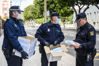 ALTEA dona 1.500 mascarillas a policías, guardias civiles y bomberos de Almería.