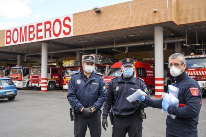 ALTEA dona 1.500 mascarillas a policías, guardias civiles y bomberos de Almería.