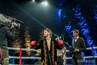 Rayito saltando al ring para un nuevo combate.