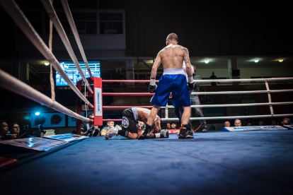 El rival ya está en la lona derrotado.