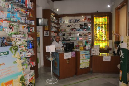 Hermandad de la Santa Cena, barrio de San Pedro, farmacia Cuatro Calles.