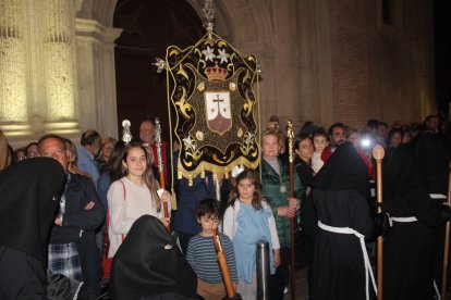 La Hermandad de la Virgen del Carmen Coronada en la iglesia de San Sebastián.
