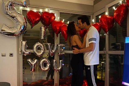 Juan Muñoz celebrando su 5º aniversario con su novia.