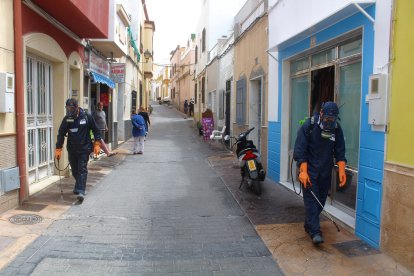 Desinfectando la calle Chantre, en el barrio de la Alcazaba.