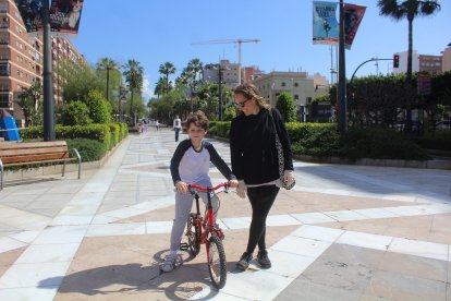 Disfrutando de la hora de sol en la Rambla.