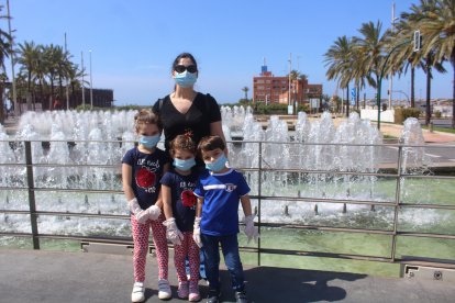 Ante la fuente de los 101 pueblos, en la Rambla.