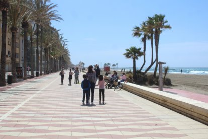 Paseando por el Paseo Marítimo.