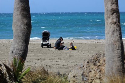 Jugando en la arena de la playa.